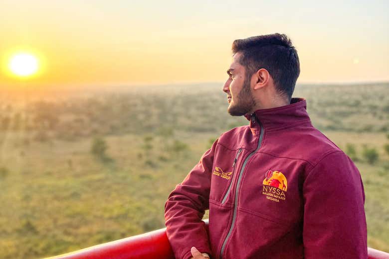 Viendo el paisaje del Serengueti desde el globo