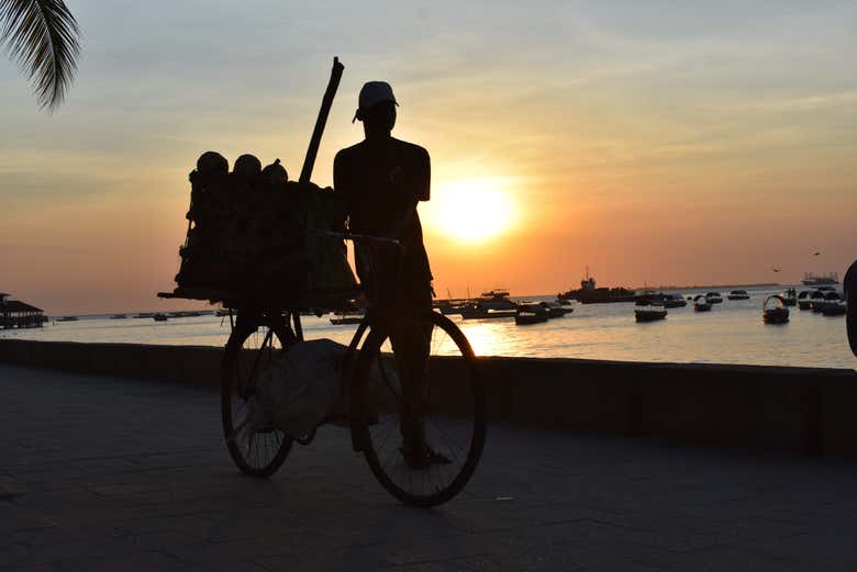 Contemplando il tramonto a Stone Town