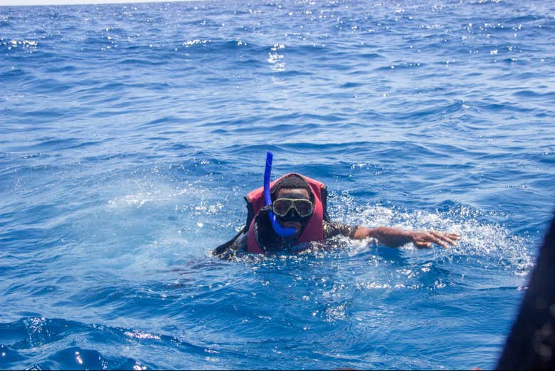 Un chico haciendo snorkel