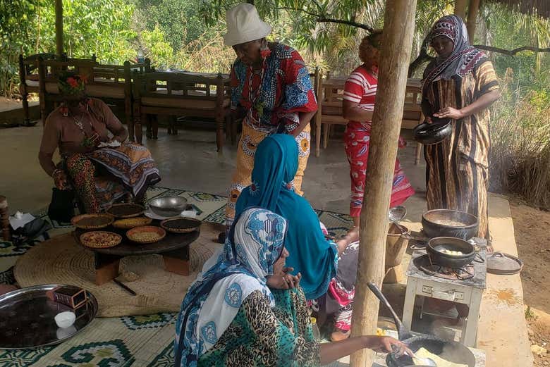 Mujeres cocinando platos de la cocina swahili