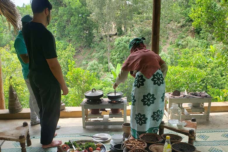 Viendo como se cocina la comida swahili