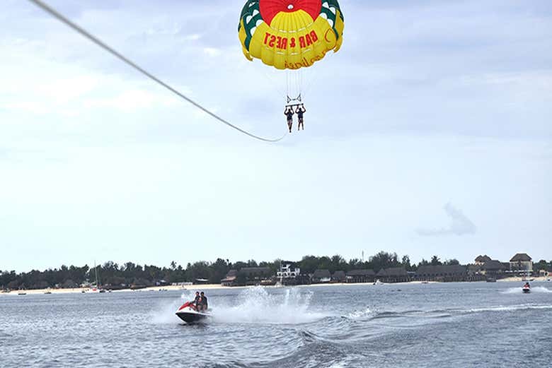 Fazendo parasailing