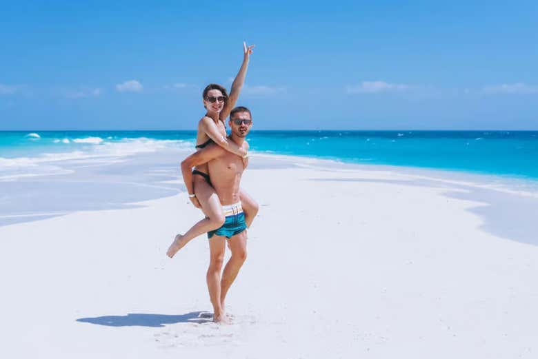 Um casal curtindo o paraíso