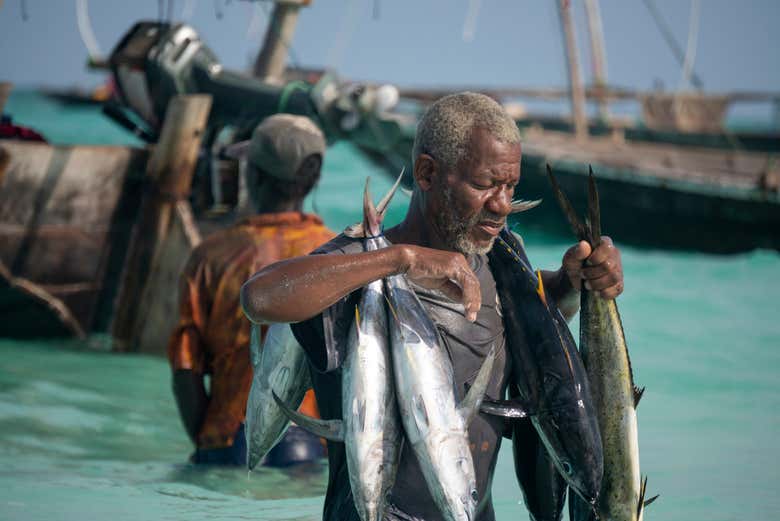 Um pescador do povoado Nungwi