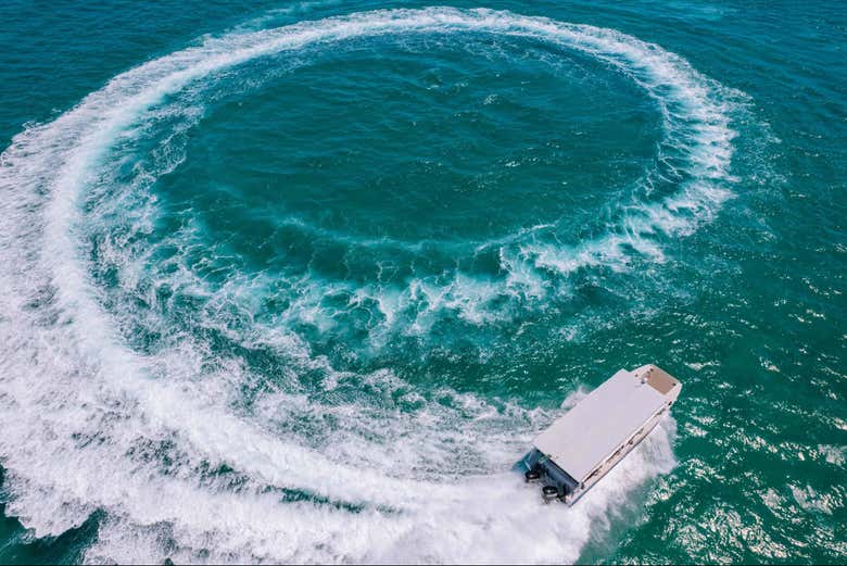 Vistas aéreas del barco en las aguas de Zanzíbar