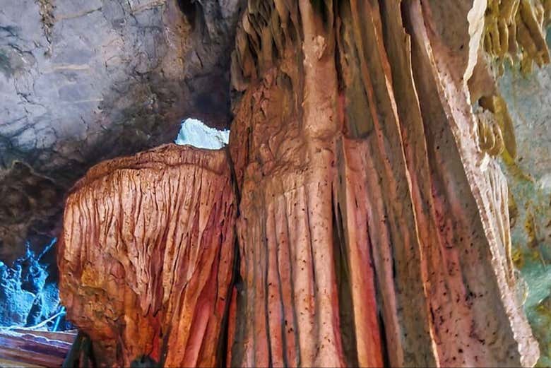 Contemplez les stalagmites et les stalactites