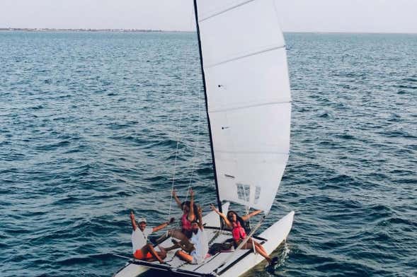 Excursão à praia de Sidi Jmour de catamarã