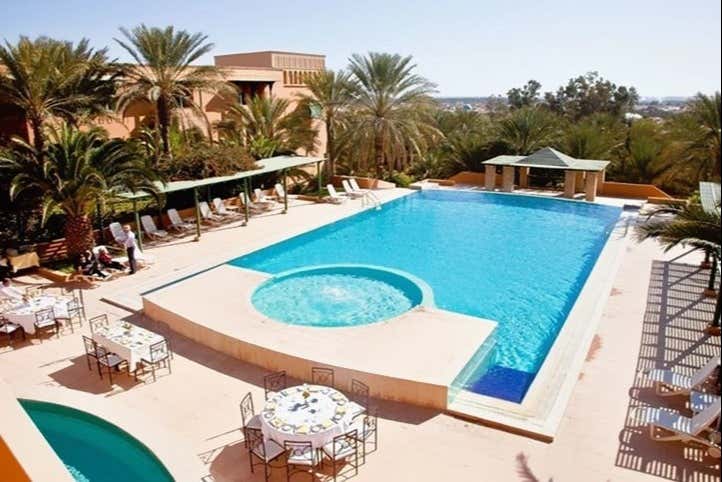 Nos alojaremos en un hotel con piscina