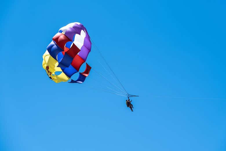 Disfrutando del cielo de Djerba en parasailing