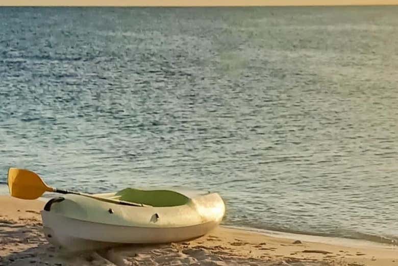 Un kayak sulla spiaggia di Sidi Jmour