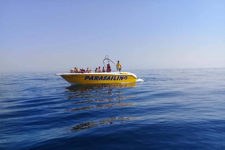Lancha que nos permitirá hacer parasailing