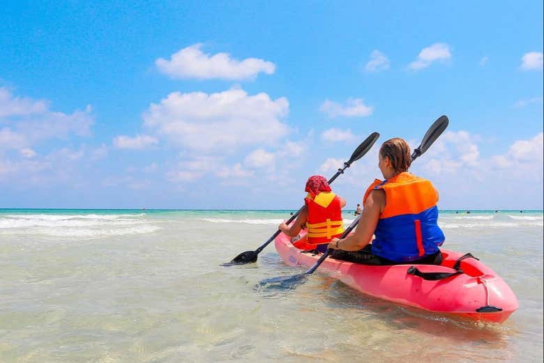 Madre e figlio in kayak a Sidi Jmour