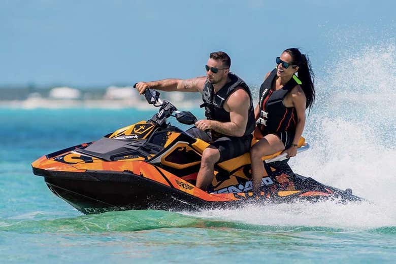 Pareja conduciendo la moto de agua