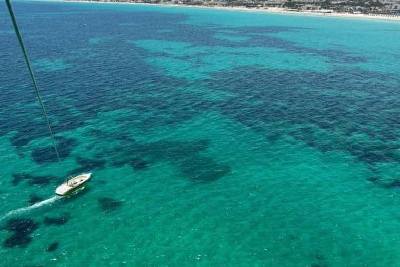 Vistas de las aguas de Djerba desde el parasailing