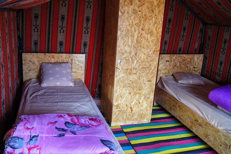 Dentro de las haimas en el desierto del Sahara