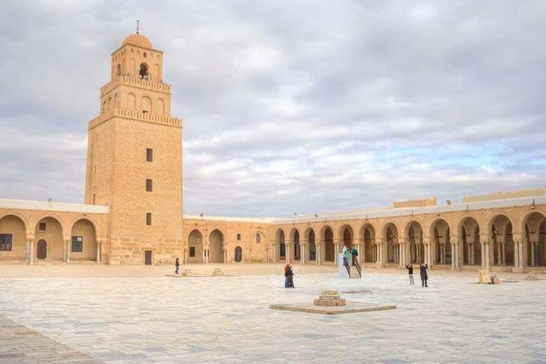 Vista frontal de la Gran Mezquita de Kairuán