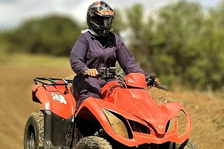 Conduciendo el quad en las colinas de Hammamet