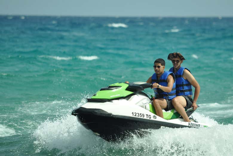 ¡A toda velocidad en la moto de agua!