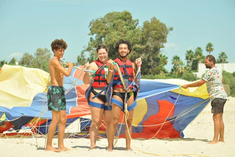 Preparándonos para la actividad de parasailing