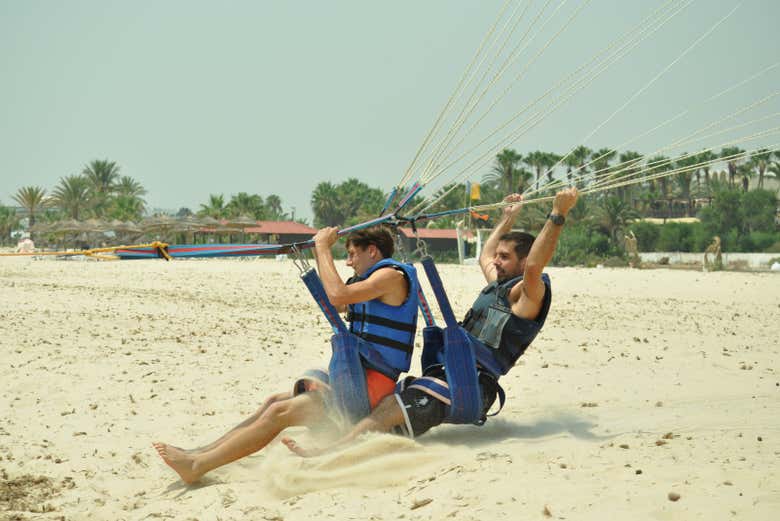 Listos para volar en parasailing