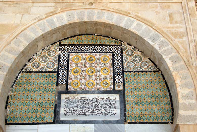 Baldosas en el mausoleo de Sidi Sahbi