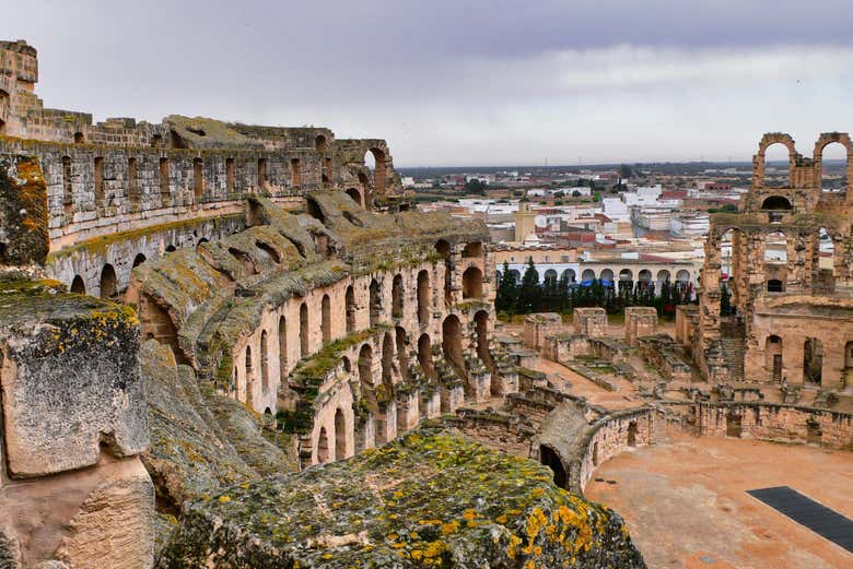 Vista lateral del anfiteatro de El Djem