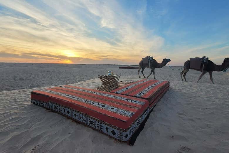 Le paysage au coucher du soleil dans le campement