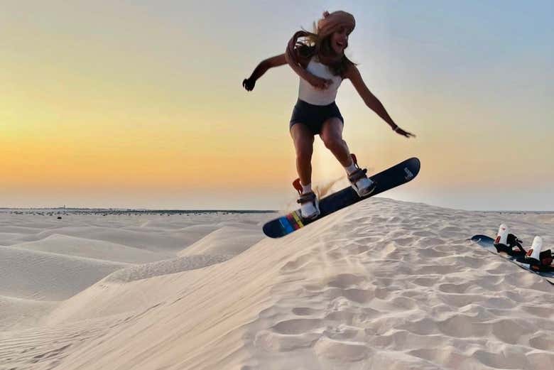 Practicando sandboarding en las dunas del Sahara