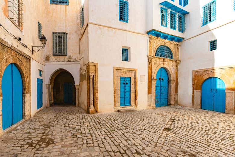 Vous parcourrez la célèbre médina de Tunis