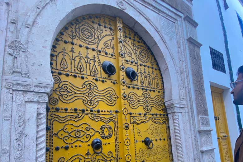 Une porte décorée à Sidi Bou Said