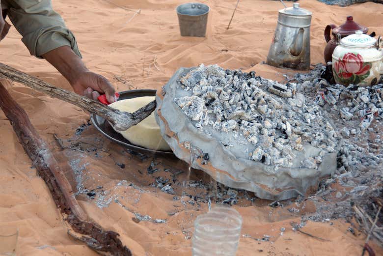 Cuisson du pain dans le sable