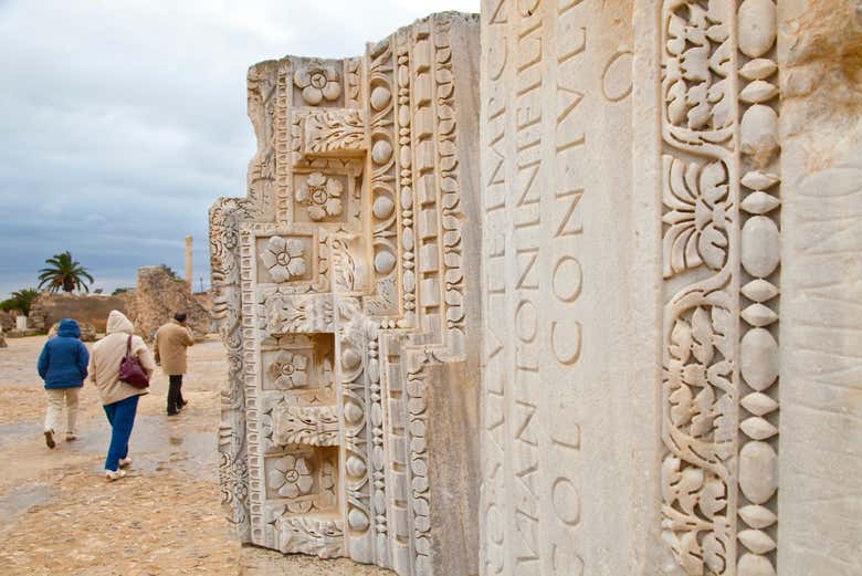 Bellos detalles en las ruinas de las termas antoninas