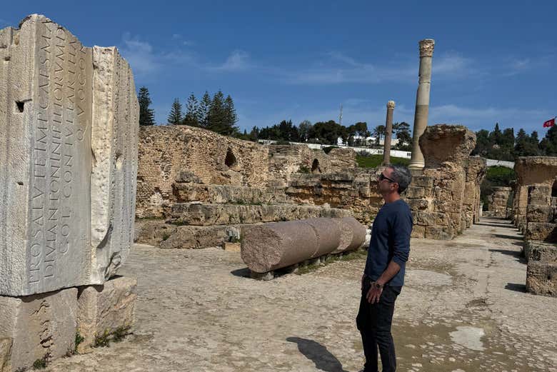 Contemplando las inscripciones en los muros de Cartago