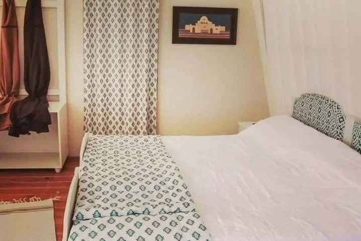 Lit à l'intérieur d'une des tentes