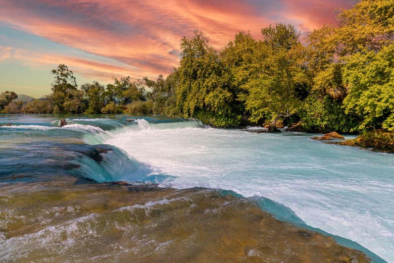 Schiuma bianca della cascata di Manavgat