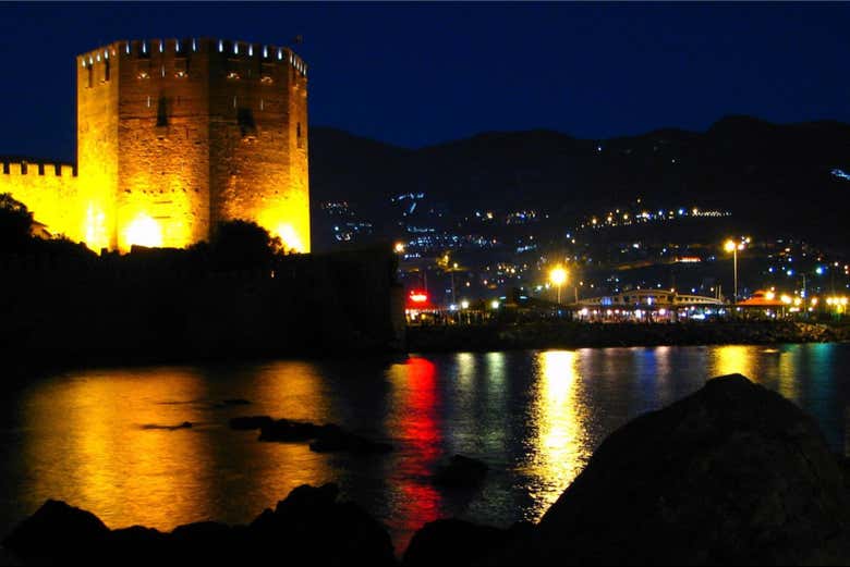 Castillo de Alanya iluminado