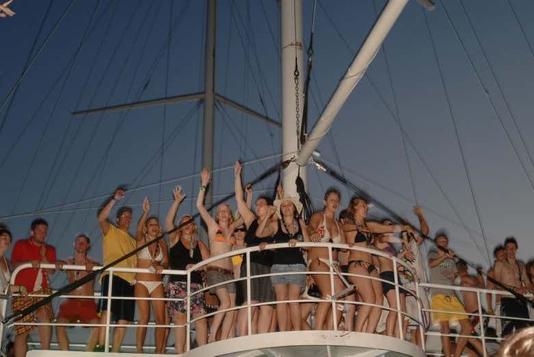 Pasándolo en grande en la fiesta del barco