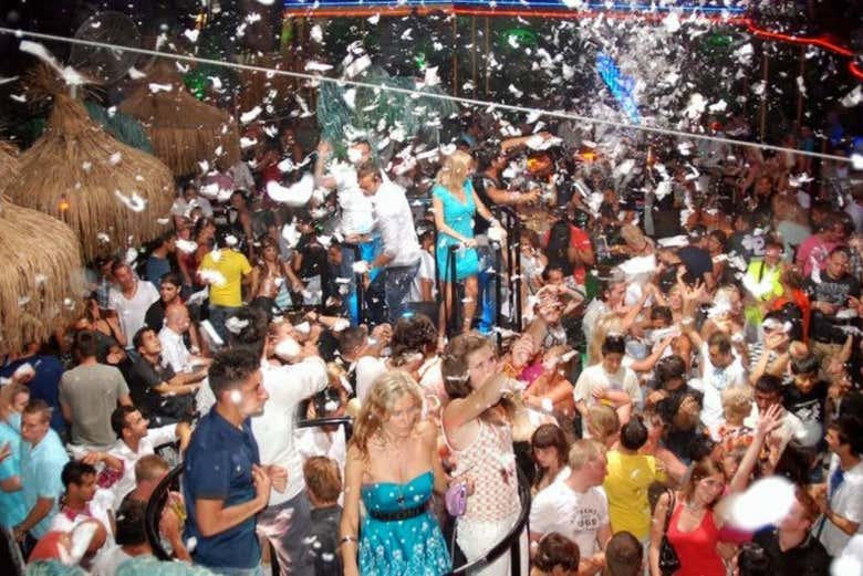 Disfrutando de la fiesta de la espuma