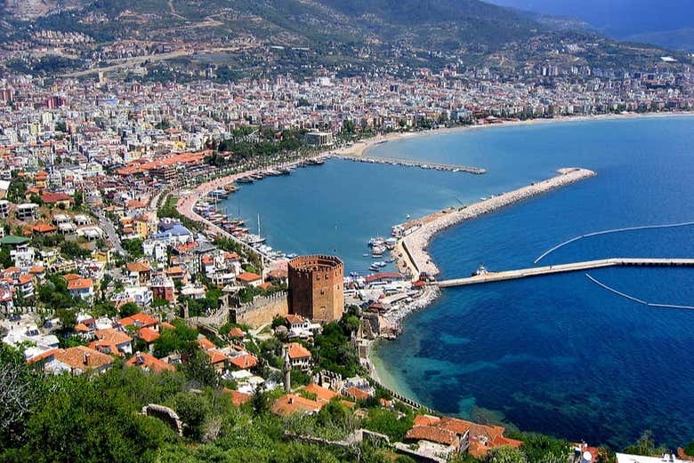 Vista aerea di Alanya e la sua Torre Rossa