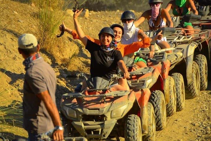 Siguiendo al guía durante el tour en quad por Alanya