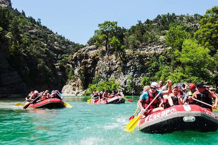 Grupo praticando rafting