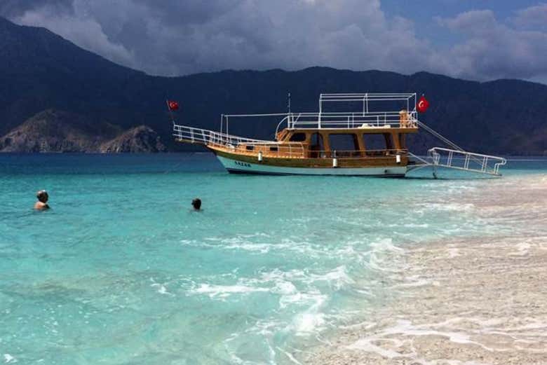 Barco en la isla de Suluada