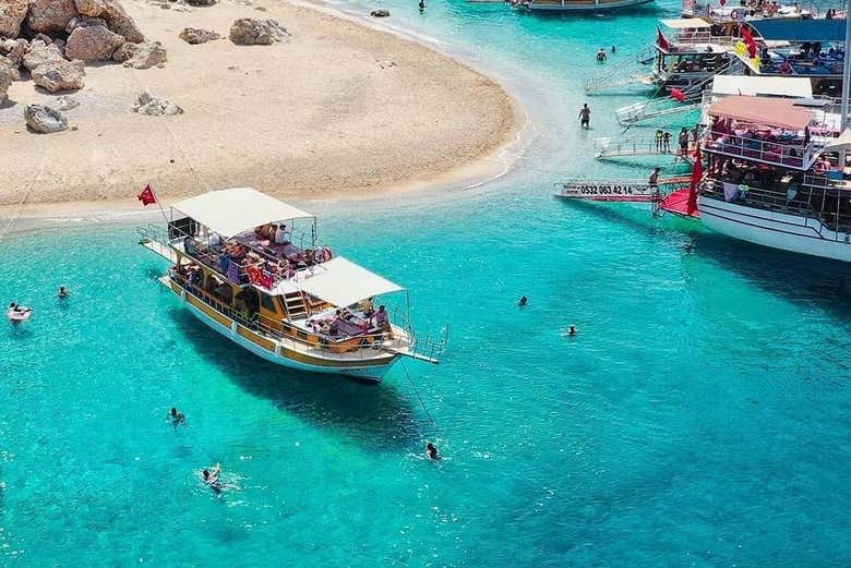 Bateaux amarrés sur le rivage de l'île