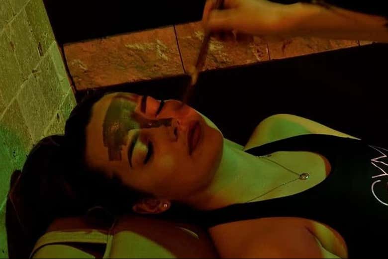Une femme avec un masque facial