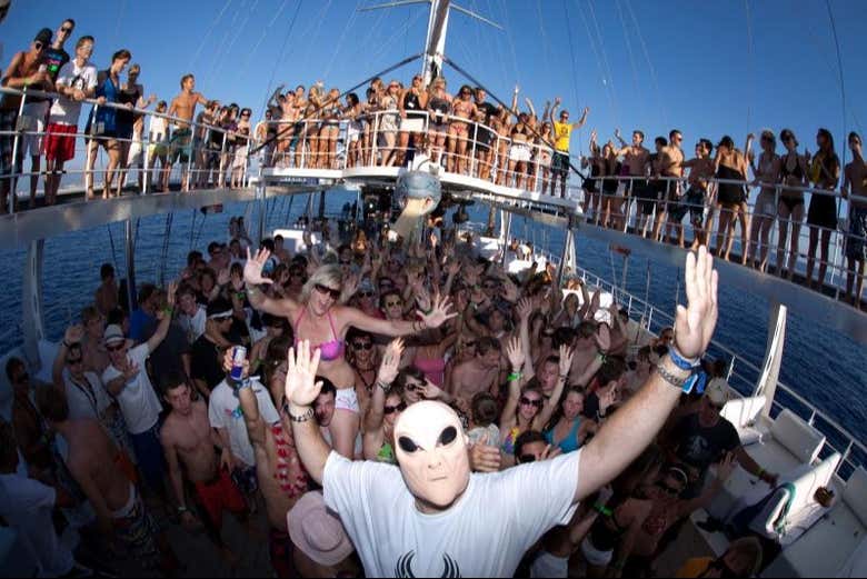 Le DJ animant la fête