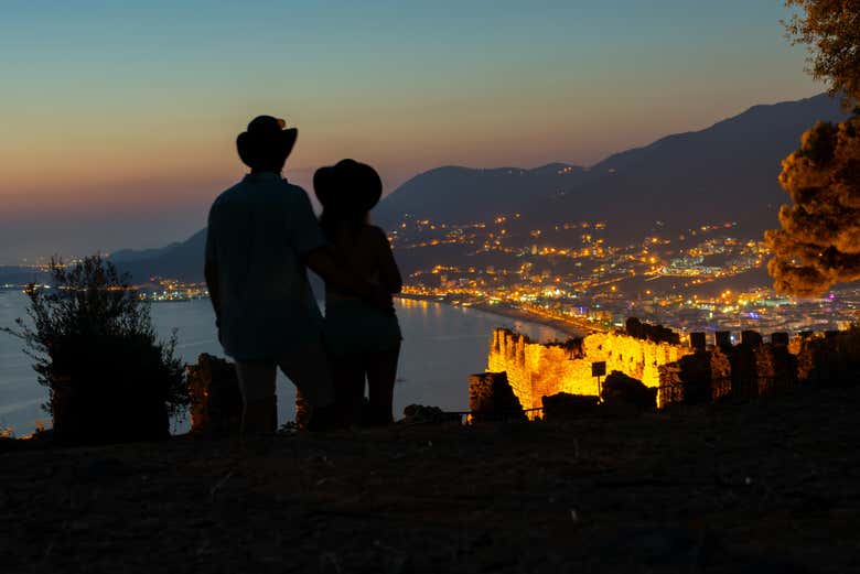 Contemplando le viste su Alanya