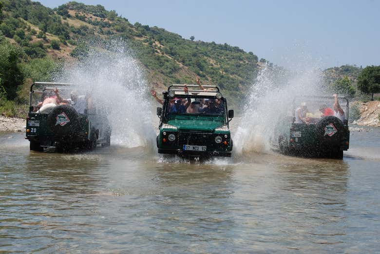 Atravessando o rio a bordo do 4x4