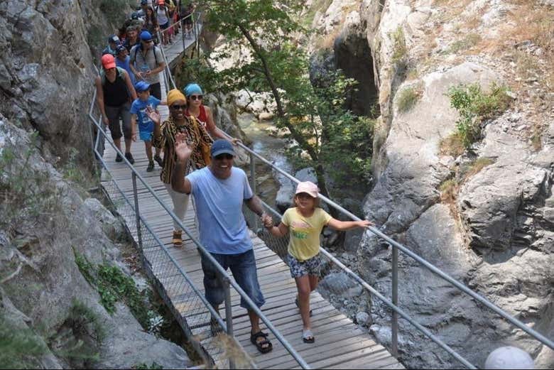 Pasando por el puente de madera del cañón