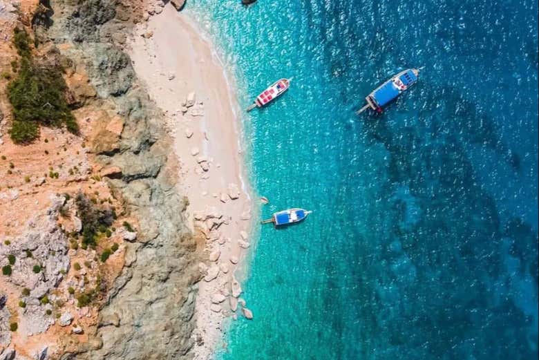 Vue aérienne sur la plage et les bateaux