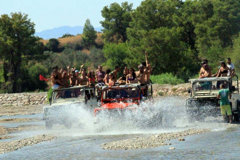 Disfrutando del jeep safari con amigos